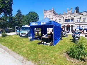 Stoisko Policji na festynie w Kołdrąbiu na terenie domu dziecka.