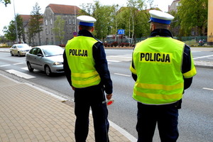 Policjanci ruchu drogowego obserwują przemieszczające się pojazdy