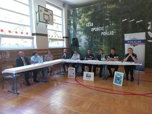 Organizatorzy debaty i zaproszeni goście, którzy siedzą przy stole