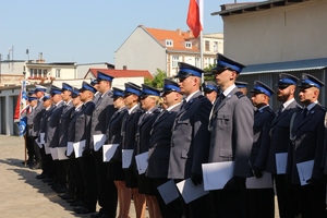 policjanci otrzymali akty mianowania na  wyższe stopnie, stoją w dwuszeregu