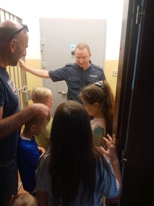 Dzieci zwiedzają policyjny areszt