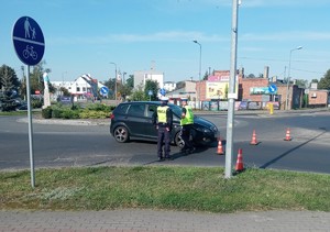 dwóch policjantów  ruchu drogowego na  rondzie