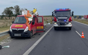 na  pasie awaryjnym stoi uszkodzony pojazd  Służby Drogowej, na prawym pasie woź strażacki