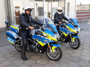 policjanci ruchu drogowego siedzący na nowych motocyklach marki BMW