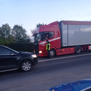 policjant bada  trzeźwość kierowcy tira