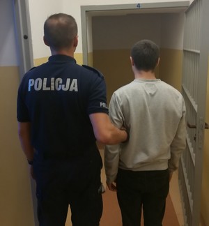 policjant wraz zatrzymanym sprawcą wypadku