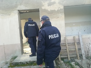 policjanci wchodzą do  pustostanu