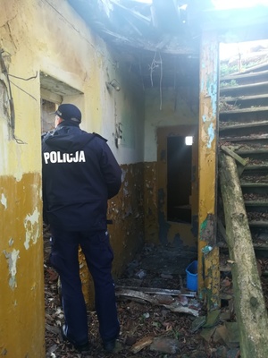 policjant  sprawdza opuszczony  dom