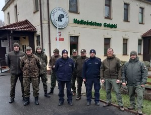 przed budynkiem Nadleśnictwa Gołąbki stoją funkcjonariusze  straży leśnej, łowieckiej, rybackiej