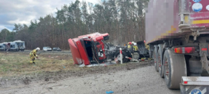 uszkodzona  kabina  pojazdu ciężarowego leży na  ziemi