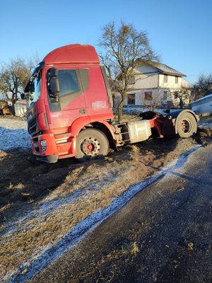 uszkodzona  ciężarów, która  częściowo znajduje  się w rowie i na  pasie  ruch