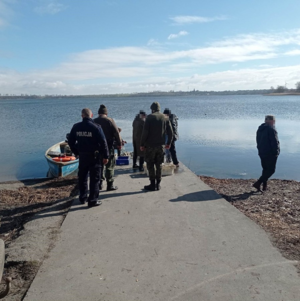policja i  straż rybacka oraz wędkarze na nadbrzeżu jeziora