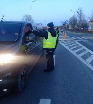 kierowca sprawdza trzeźwość kierowcy czarnego busa