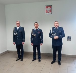 trzech policjantów w mundurze galowym