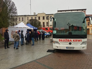 przy krwiobusie utworzyła się kolejka, a obok  niej stoją dwa namioty