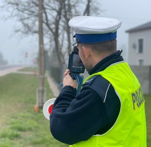 policjant mierzy  prędkość pojazdów