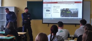 policjant  omawia zapis na  prezentacji