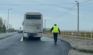 policjant  zmierza do autobusu