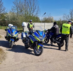 policjanci  na  motocyklach  kontrolują motocyklistę