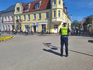 policjant ruchu drogowego stoi na  skrzyżowaniu