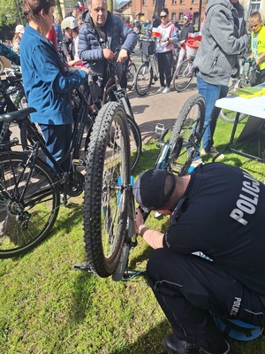 policjant znakuje rower