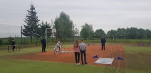 dziewczynka pokonuje tor, egzaminują ja policjanci