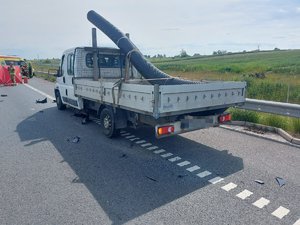 pojazd  dostawczy Fiat Ducato, stojący  na  pasie  awaryjnym