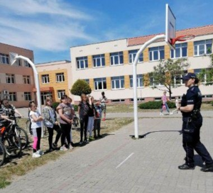 policjanta rozmawia z uczniami, korzy  będą podchodzić do egzaminu