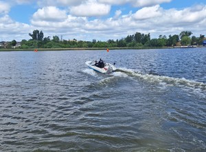 policjanci płynną łodzią