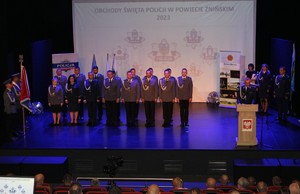 mianowani  policjanci oraz prowadzący ceremoniał