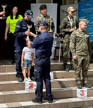 Komendant wręcza puchar Dariuszowi Śliwińskiemu