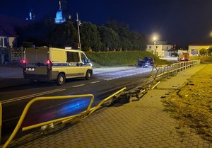 na pasie  ruchu stoi radiowóz, uszkodzony vw oraz wóz strażacki, uszkodzone są barierki