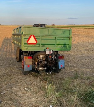 czarny motocykl  wbił się pomiędzy koła części tylnej przyczepy