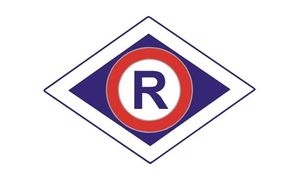 Litera R na jasnym tle symbolizująca służbę ruchu drogowego