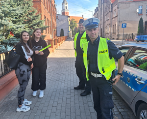 policjanci wręczyli odblaski młodym uczennicom