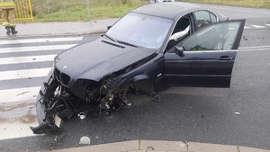 Uszkodzony pojazd marki BMW stojący na drodze.