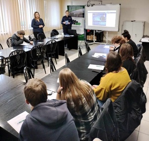 Pracowniczki Komendy Powiatowej Policji w Żninie podczas spotkania informacyjnego w PUP Żnin.