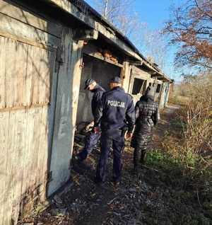 Policjanci i pracownik socjalny podczas kontroli pustostanu