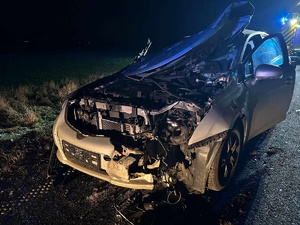 Uszkodzony przód pojazdu marki Toyota, który brał udział w zdarzeniu