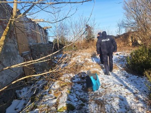 policjanci przyglądają się opuszczonemu budynkowi
