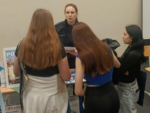 policjantka rozmawia z trzema uczennicami