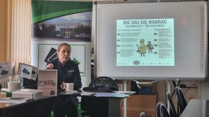 umundurowana policjantka stoi obok wyświetlanej prezentacji
