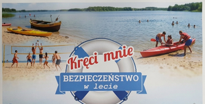 obraz plaży, na której kilka osób gra w siatkówkę, pływa oraz wsiada do kajaku
na środku znajduje się logo akcji Kręci mnie bezpieczeństwo na d wodą
