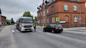 policjanci  kontrolują na  pasie ruchu pojazdy