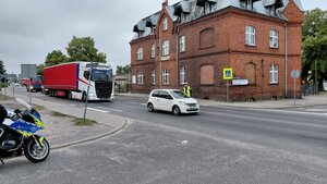 policjant  bada trzeźwość kierowcy osobówki