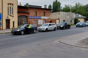 policjanta  bada trzeźwość kierowcy osobówki