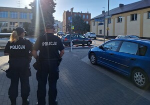policjanci idą chodnikiem