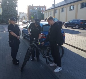policjantki rozmawiają z rowerzystą