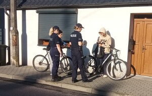 policjantki rozmawiają z dwoma rowerzystami