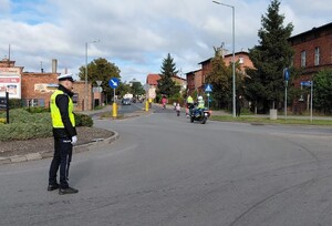 policjant na rodzie kieruje ruchem